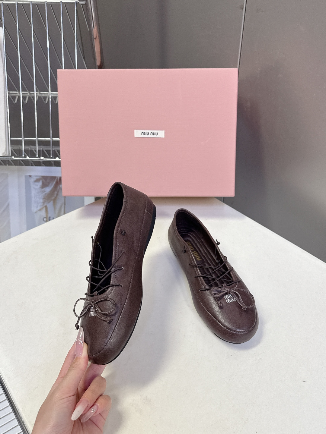 Miu Miu 缪缪春夏最新款系带蝴蝶结芭蕾鞋超多明星网红种草 这是miu家标志性的少女风平底鞋 属于品