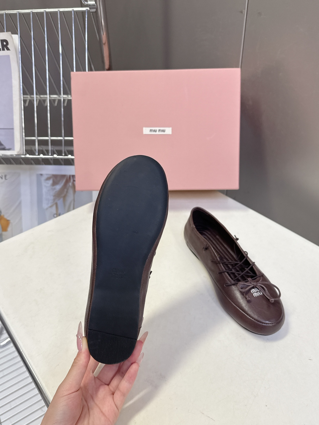 Miu Miu 缪缪春夏最新款系带蝴蝶结芭蕾鞋超多明星网红种草 这是miu家标志性的少女风平底鞋 属于品