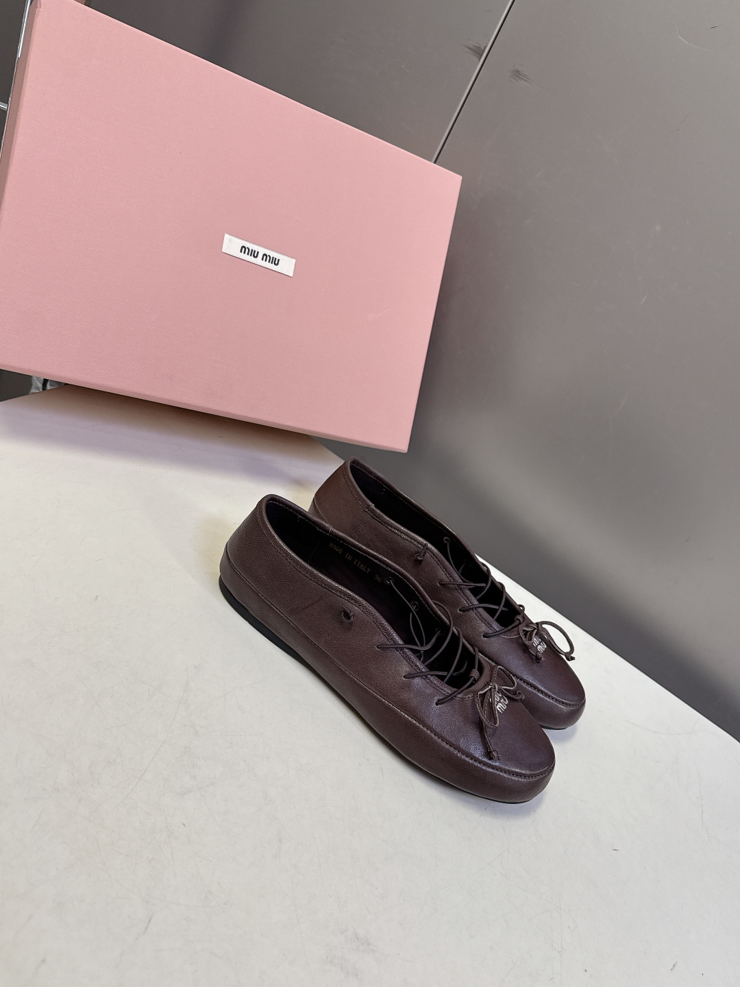 Miu Miu 缪缪春夏最新款系带蝴蝶结芭蕾鞋超多明星网红种草 这是miu家标志性的少女风平底鞋 属于品