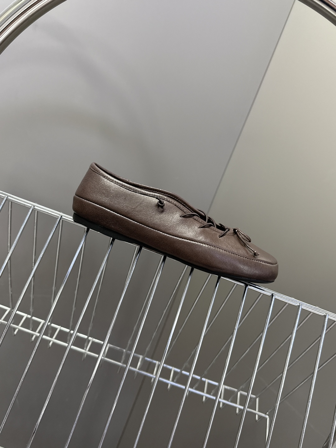 Miu Miu 缪缪春夏最新款系带蝴蝶结芭蕾鞋超多明星网红种草 这是miu家标志性的少女风平底鞋 属于品