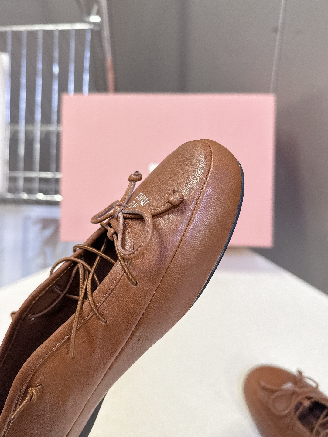 Miu Miu 缪缪春夏最新款系带蝴蝶结芭蕾鞋超多明星网红种草 这是miu家标志性的少女风平底鞋 属于品