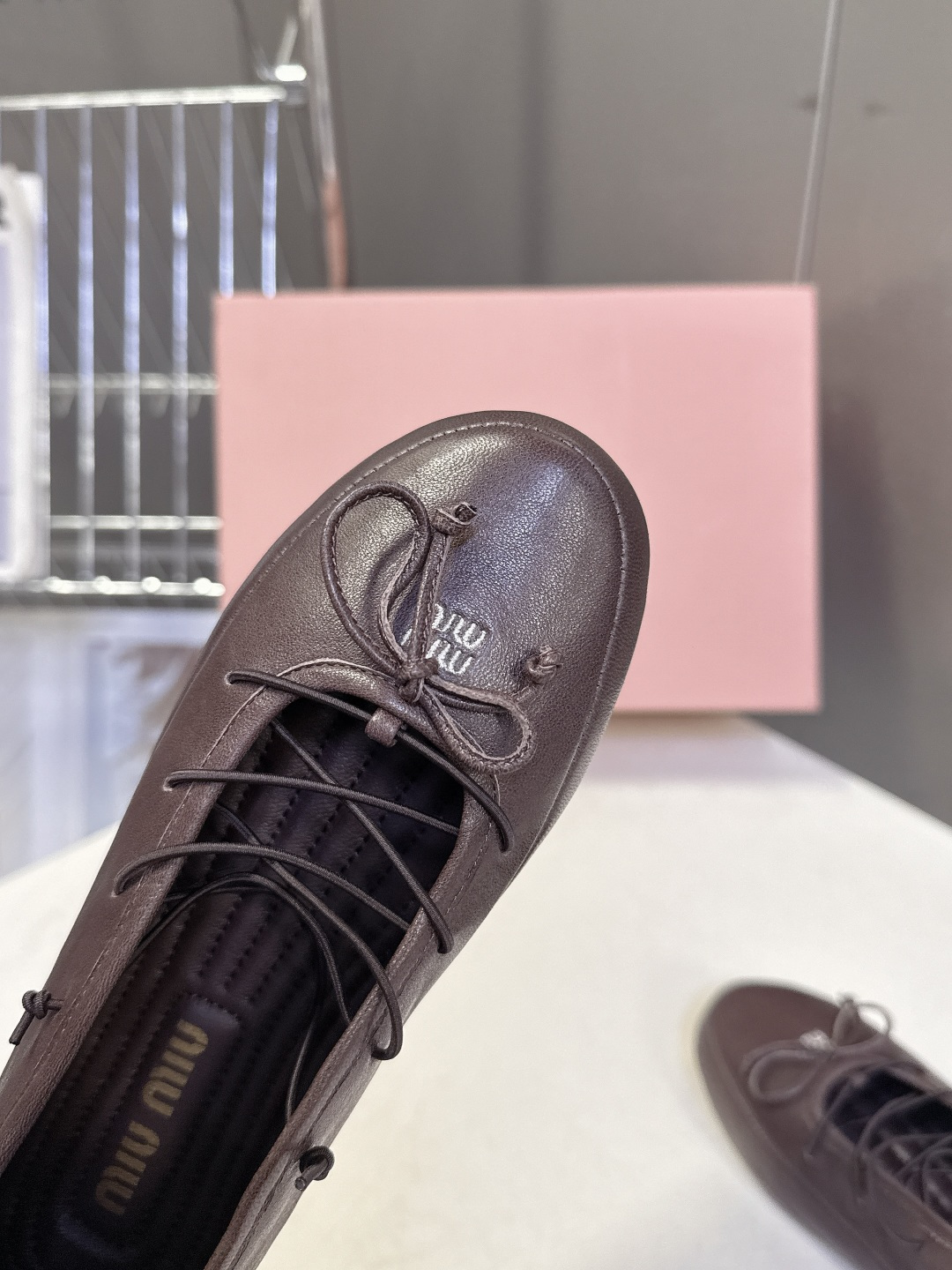 Miu Miu 缪缪春夏最新款系带蝴蝶结芭蕾鞋超多明星网红种草 这是miu家标志性的少女风平底鞋 属于品