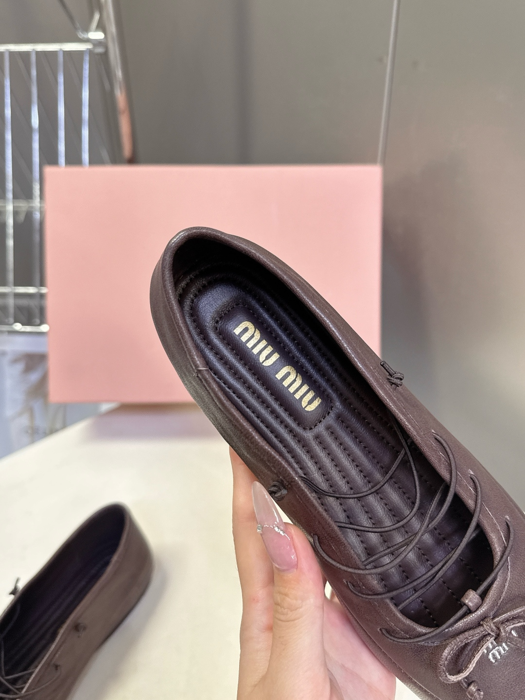 Miu Miu 缪缪春夏最新款系带蝴蝶结芭蕾鞋超多明星网红种草 这是miu家标志性的少女风平底鞋 属于品