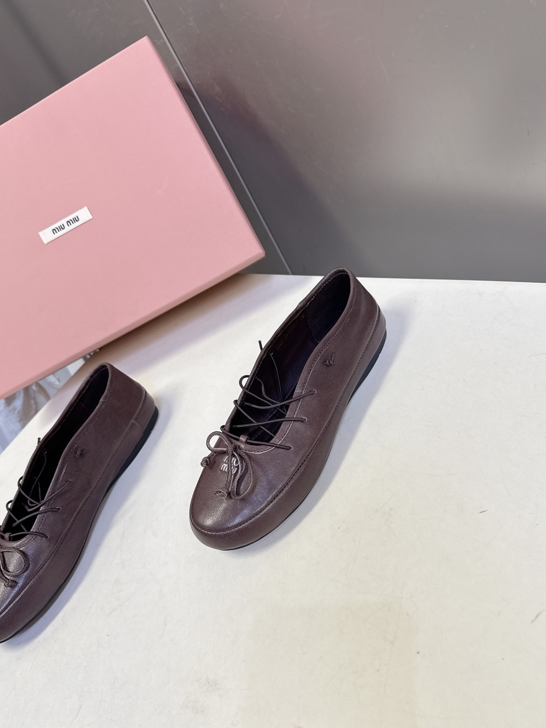 Miu Miu 缪缪春夏最新款系带蝴蝶结芭蕾鞋超多明星网红种草 这是miu家标志性的少女风平底鞋 属于品