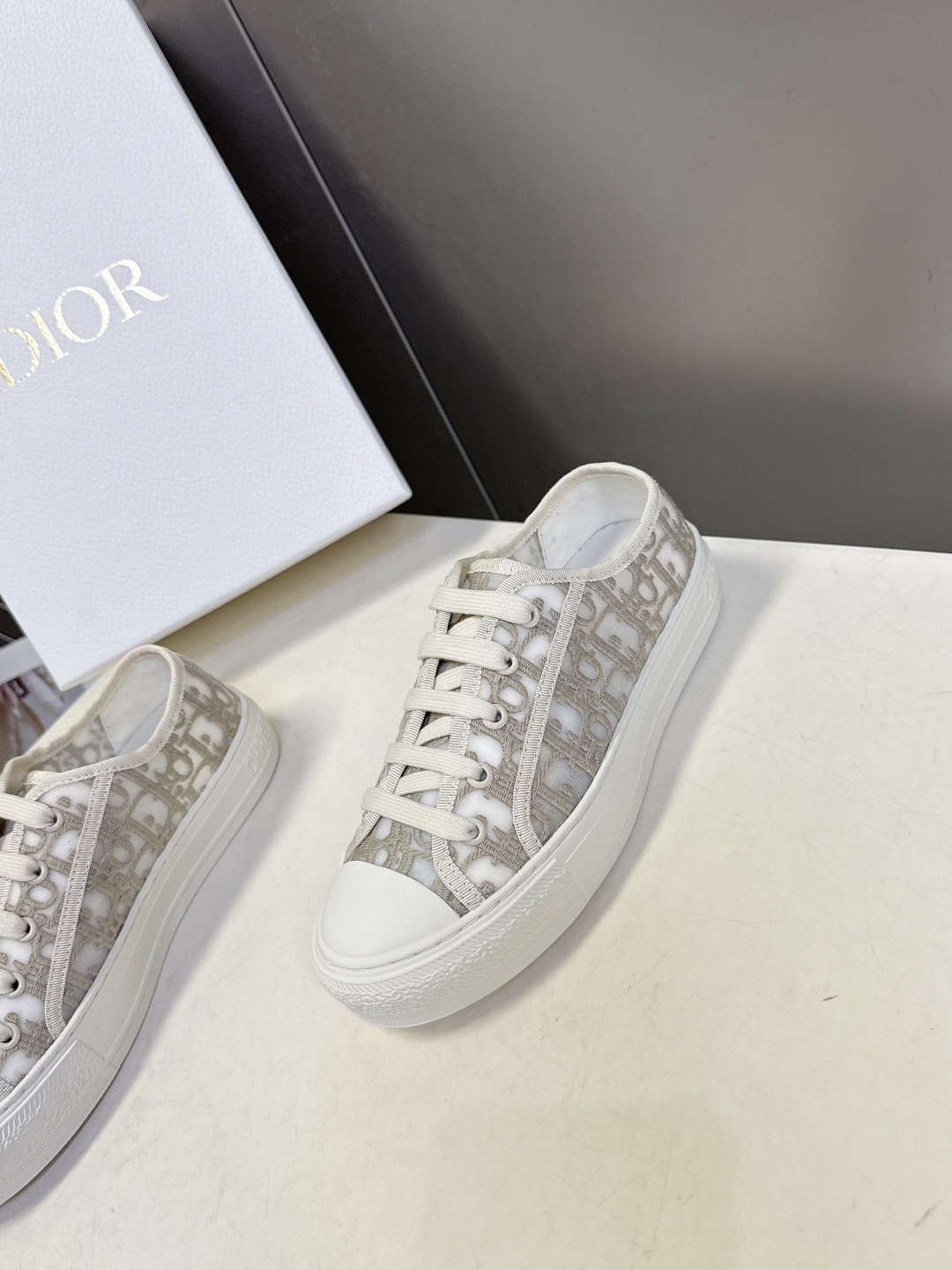 Dior迪澳2026春夏最新款老花休闲鞋超多明星网红种草 鞋面采用Dior经典的斜向字母提花面料，是品牌