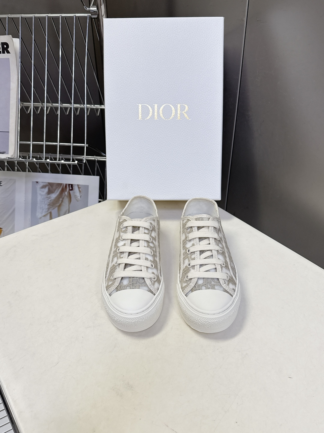 Dior迪澳2026春夏最新款老花休闲鞋超多明星网红种草 鞋面采用Dior经典的斜向字母提花面料，是品牌