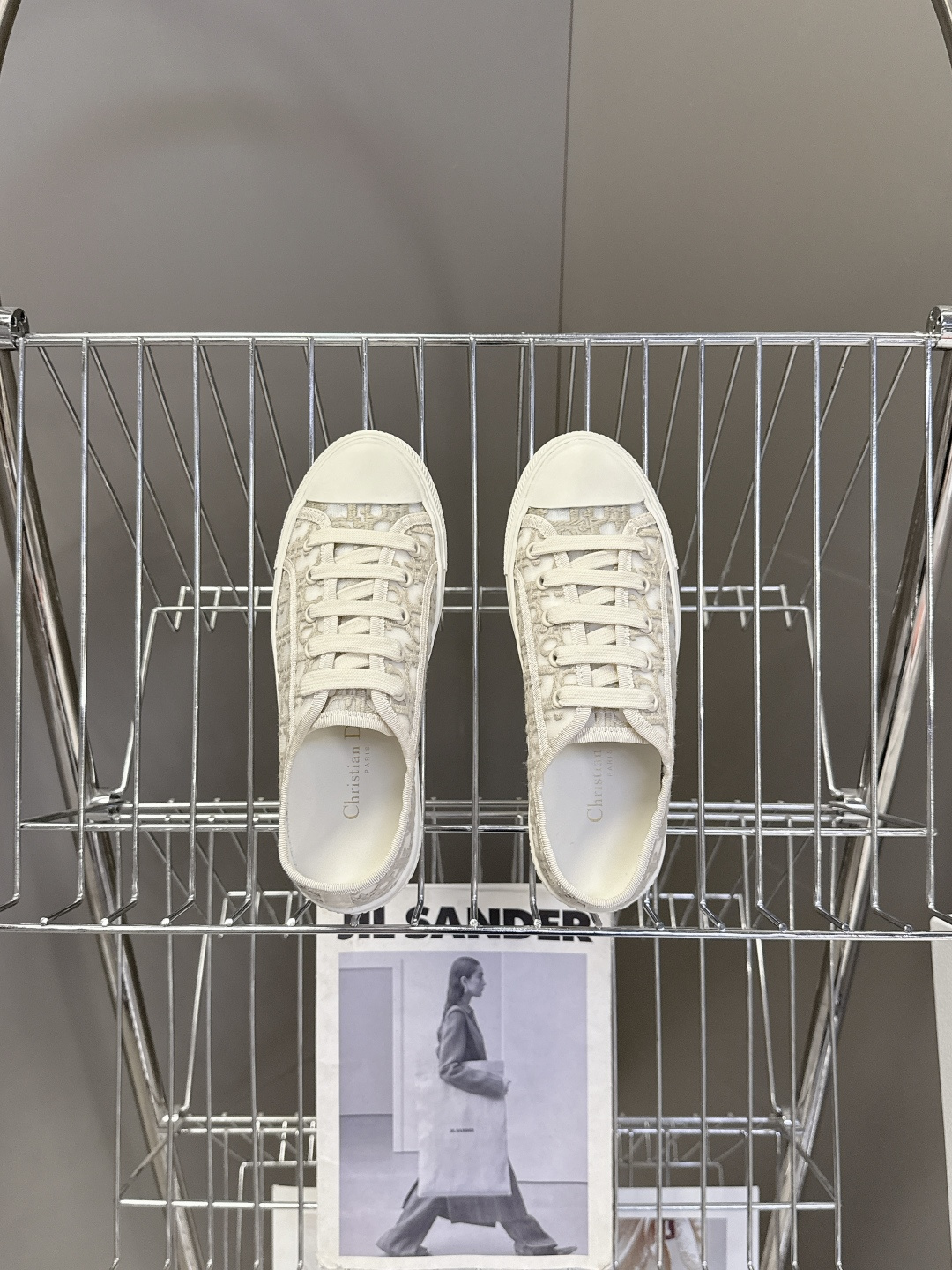 Dior迪澳2026春夏最新款老花休闲鞋超多明星网红种草 鞋面采用Dior经典的斜向字母提花面料，是品牌