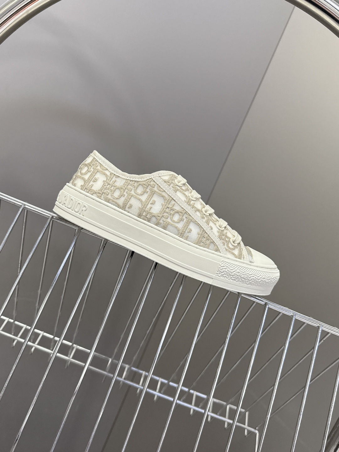 Dior迪澳2026春夏最新款老花休闲鞋超多明星网红种草 鞋面采用Dior经典的斜向字母提花面料，是品牌