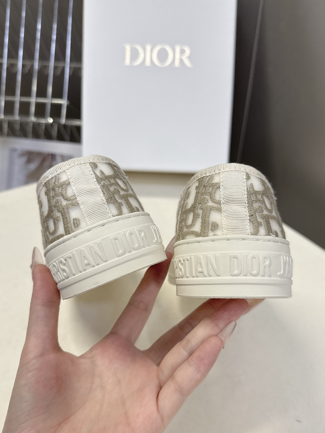 Dior迪澳2026春夏最新款老花休闲鞋超多明星网红种草 鞋面采用Dior经典的斜向字母提花面料，是品牌