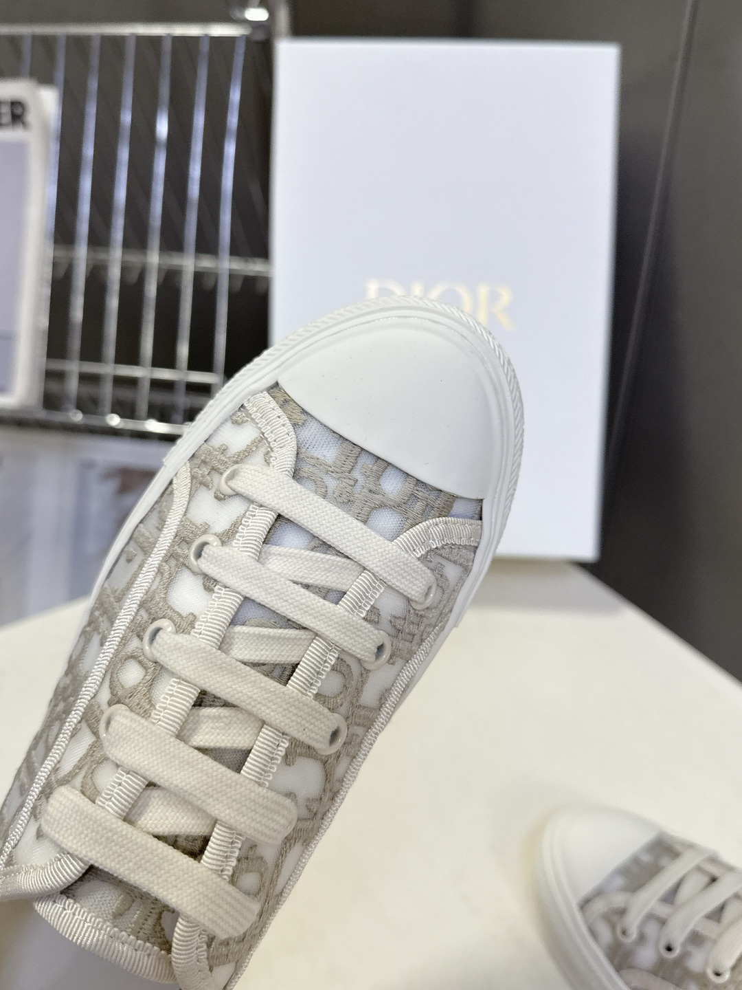 Dior迪澳2026春夏最新款老花休闲鞋超多明星网红种草 鞋面采用Dior经典的斜向字母提花面料，是品牌