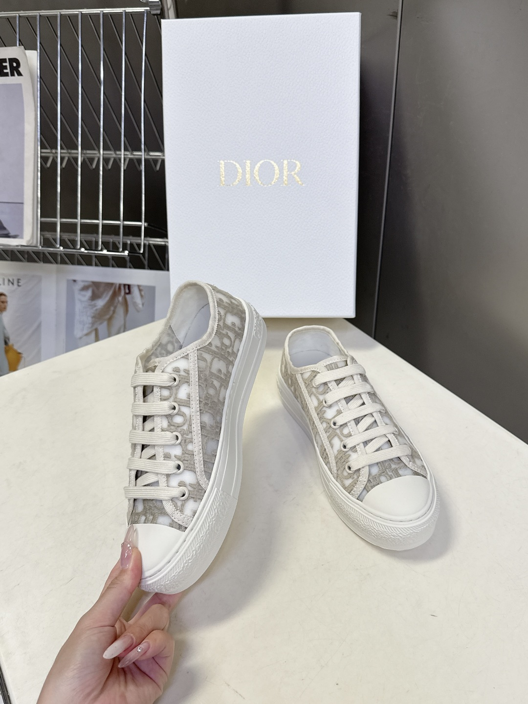 Dior迪澳2026春夏最新款老花休闲鞋超多明星网红种草 鞋面采用Dior经典的斜向字母提花面料，是品牌