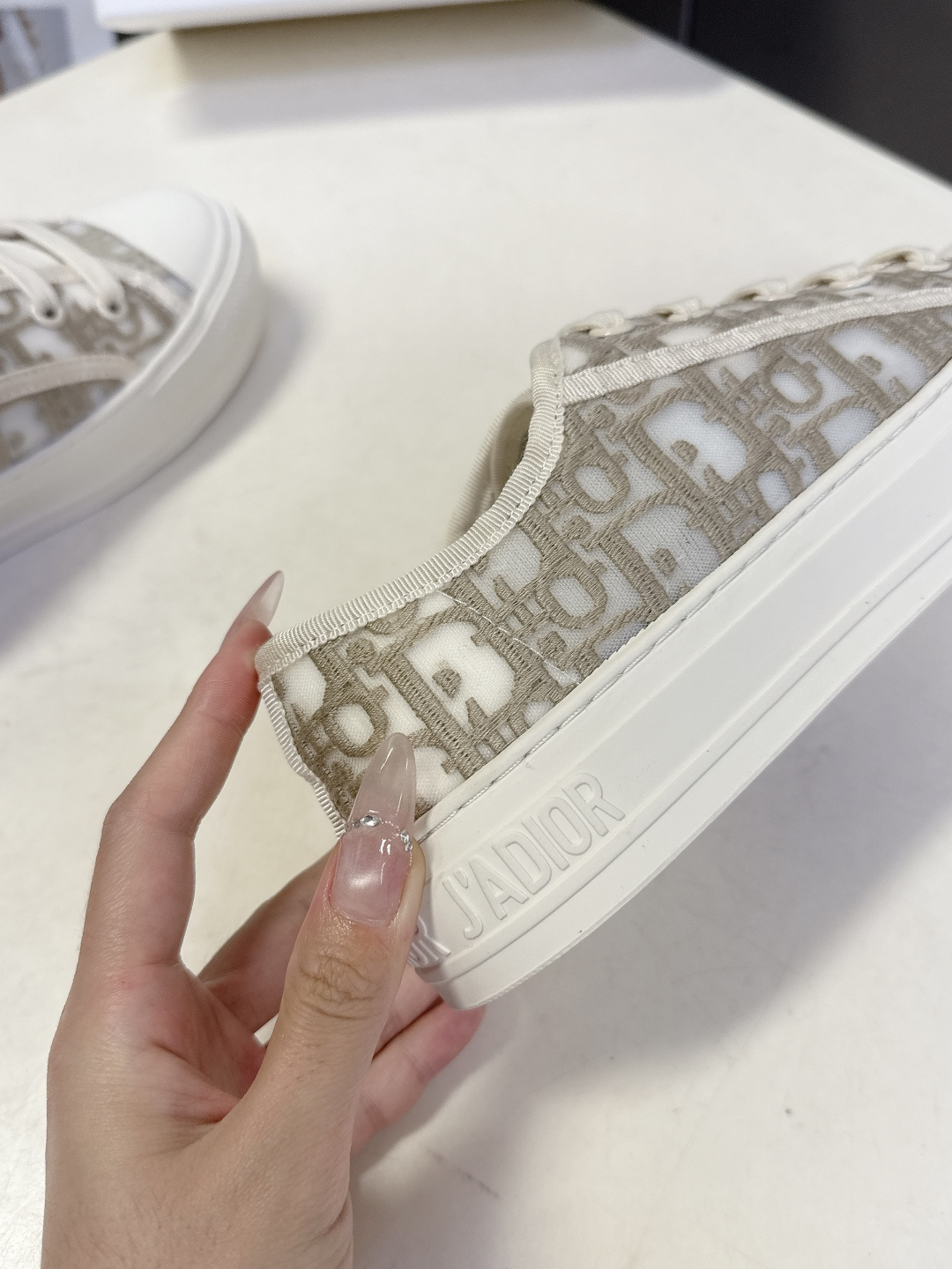 Dior迪澳2026春夏最新款老花休闲鞋超多明星网红种草 鞋面采用Dior经典的斜向字母提花面料，是品牌