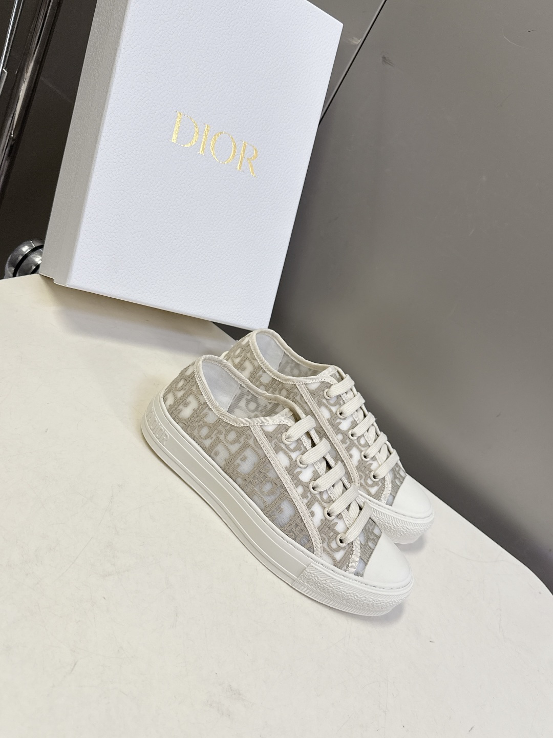 Dior迪澳2026春夏最新款老花休闲鞋超多明星网红种草 鞋面采用Dior经典的斜向字母提花面料，是品牌