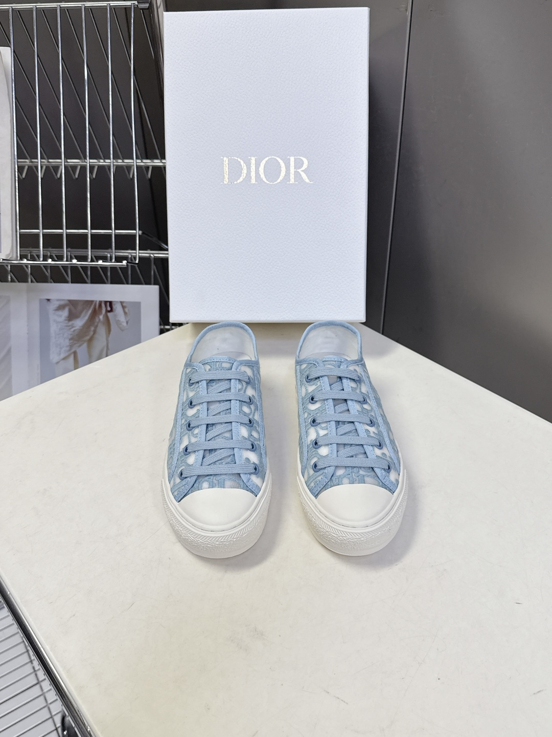 Dior迪澳2026春夏最新款老花休闲鞋超多明星网红种草 鞋面采用Dior经典的斜向字母提花面料，是品牌