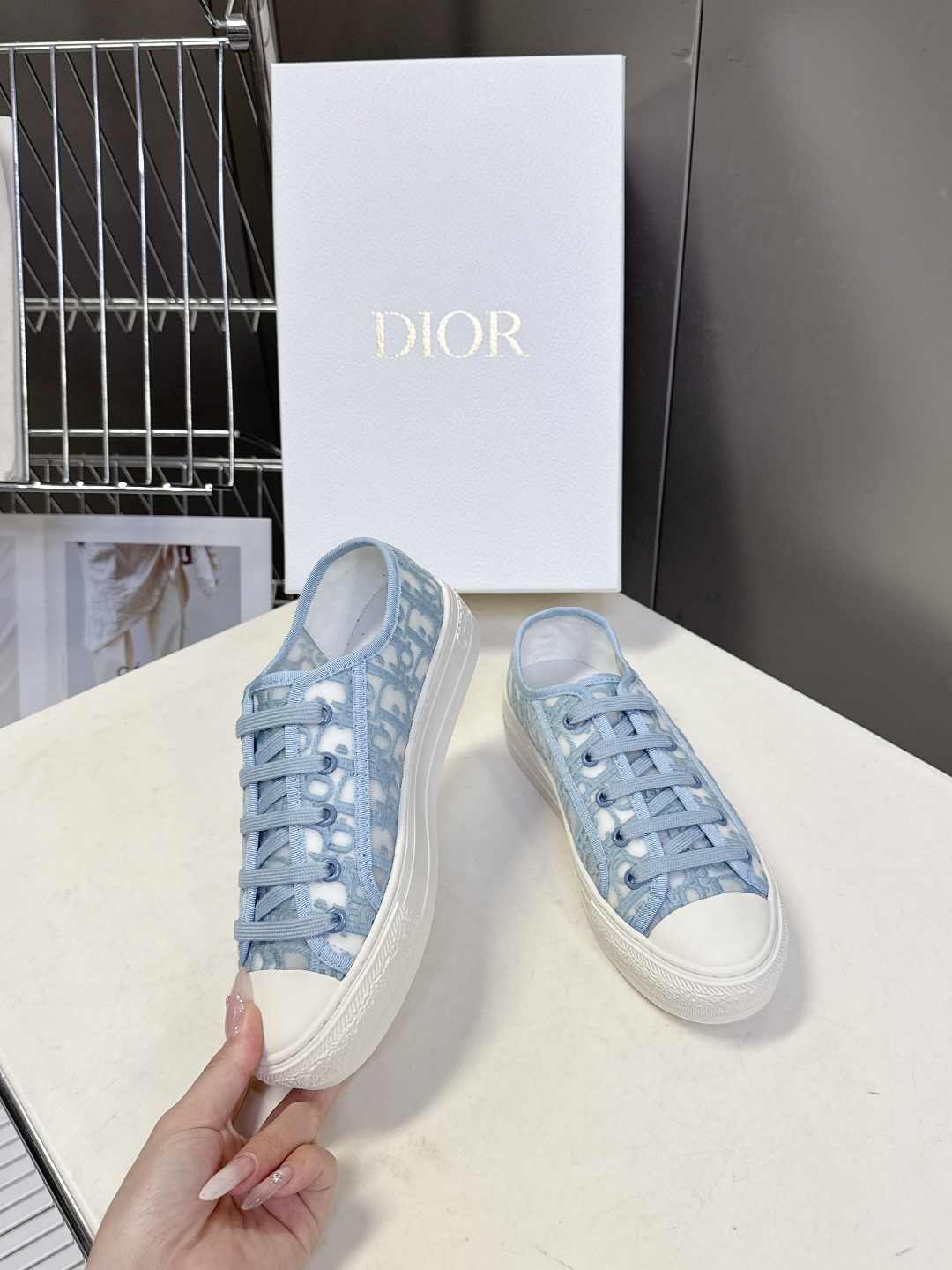 Dior迪澳2026春夏最新款老花休闲鞋超多明星网红种草 鞋面采用Dior经典的斜向字母提花面料，是品牌