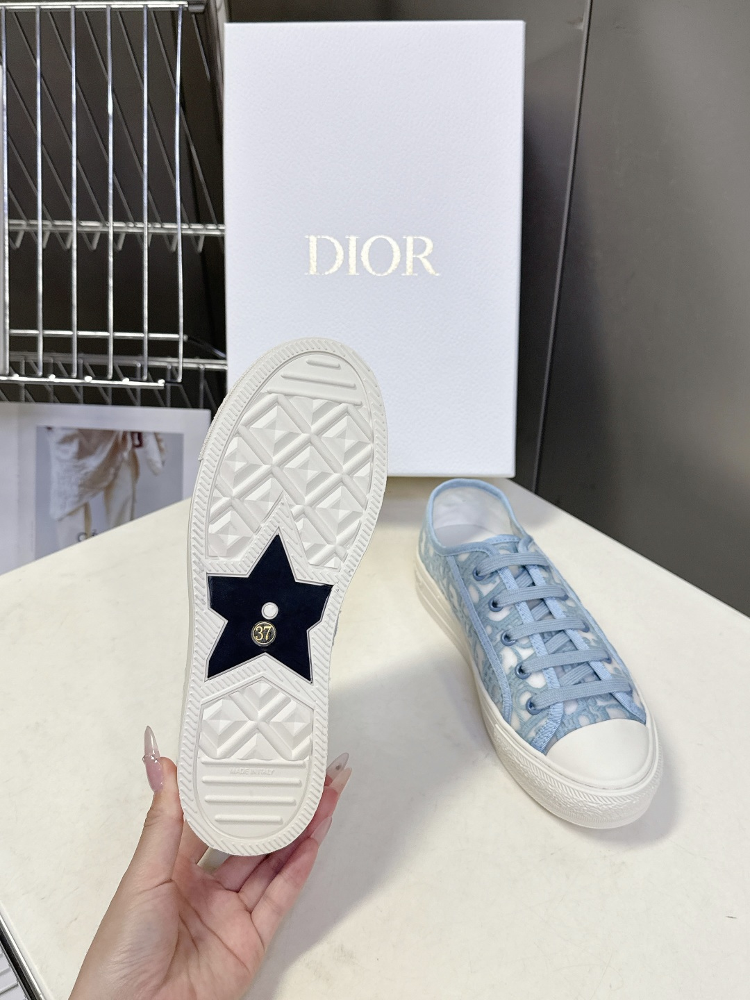 Dior迪澳2026春夏最新款老花休闲鞋超多明星网红种草 鞋面采用Dior经典的斜向字母提花面料，是品牌