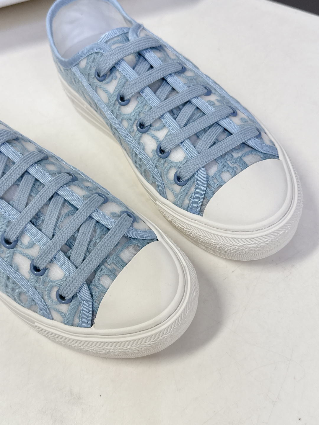 Dior迪澳2026春夏最新款老花休闲鞋超多明星网红种草 鞋面采用Dior经典的斜向字母提花面料，是品牌