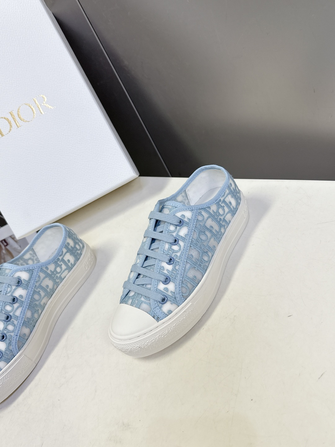 Dior迪澳2026春夏最新款老花休闲鞋超多明星网红种草 鞋面采用Dior经典的斜向字母提花面料，是品牌