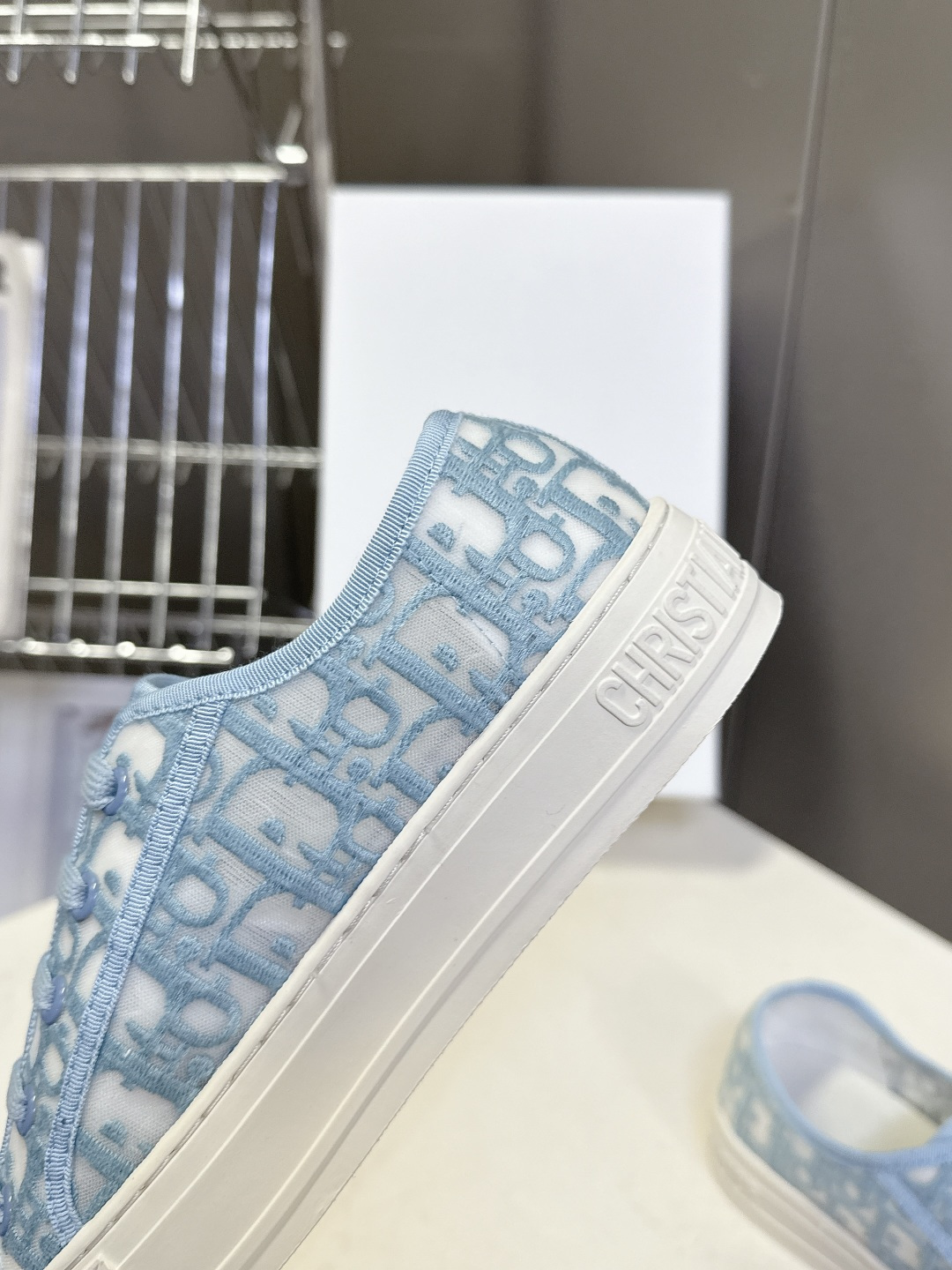 Dior迪澳2026春夏最新款老花休闲鞋超多明星网红种草 鞋面采用Dior经典的斜向字母提花面料，是品牌