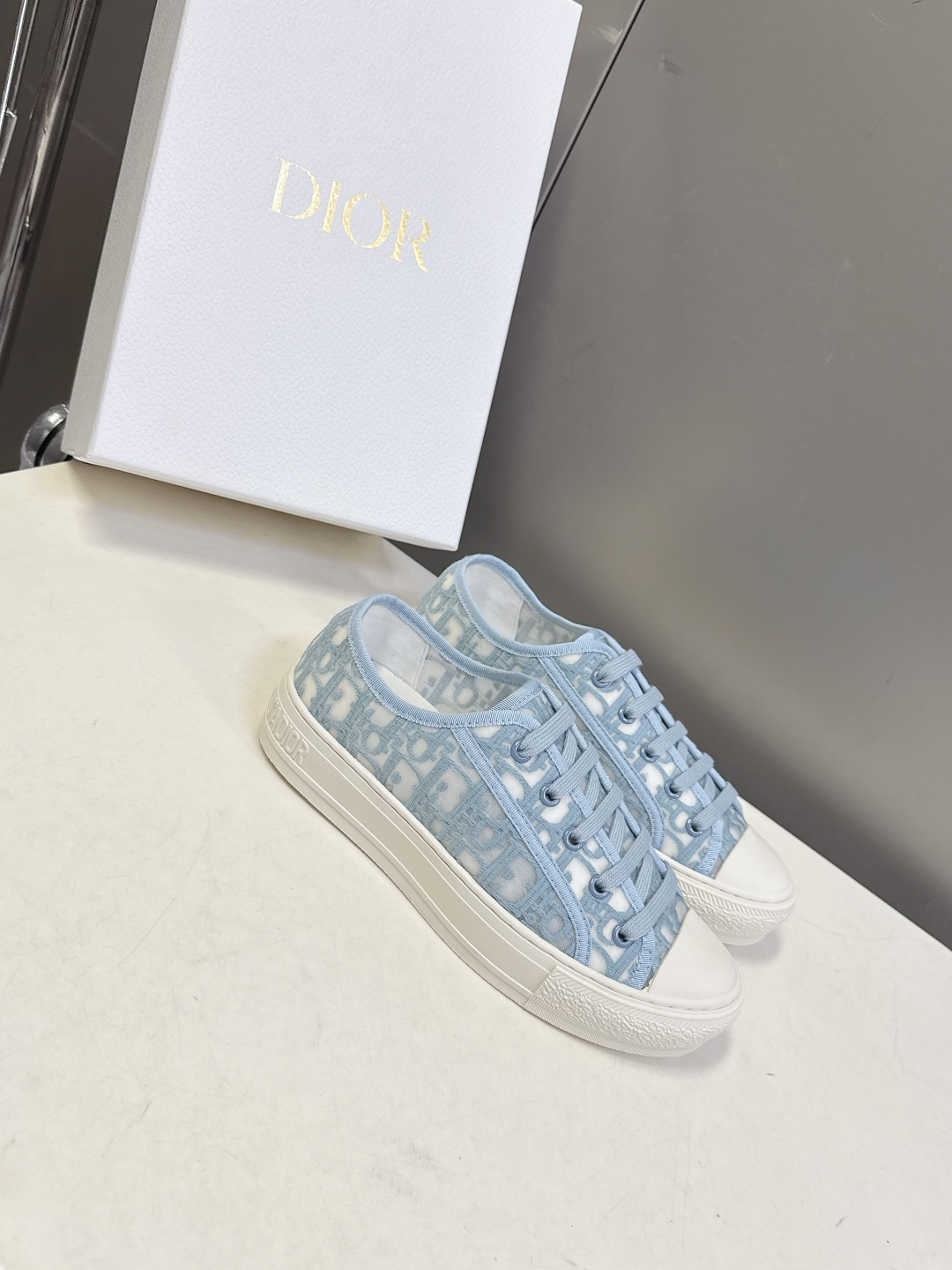 Dior迪澳2026春夏最新款老花休闲鞋超多明星网红种草 鞋面采用Dior经典的斜向字母提花面料，是品牌
