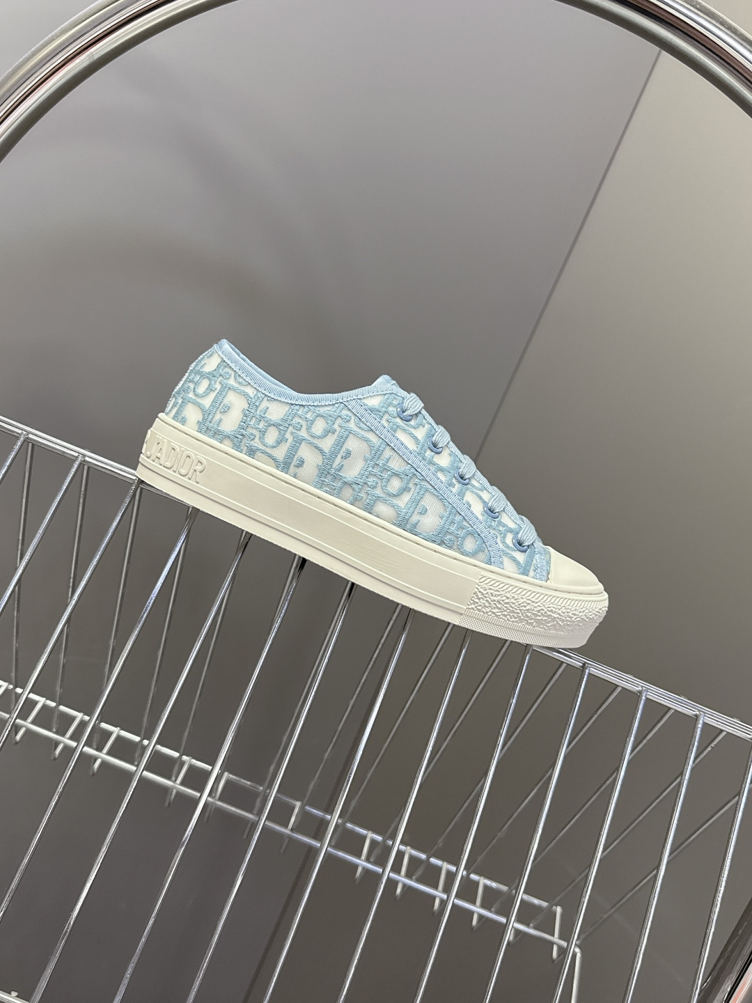 Dior迪澳2026春夏最新款老花休闲鞋超多明星网红种草 鞋面采用Dior经典的斜向字母提花面料，是品牌
