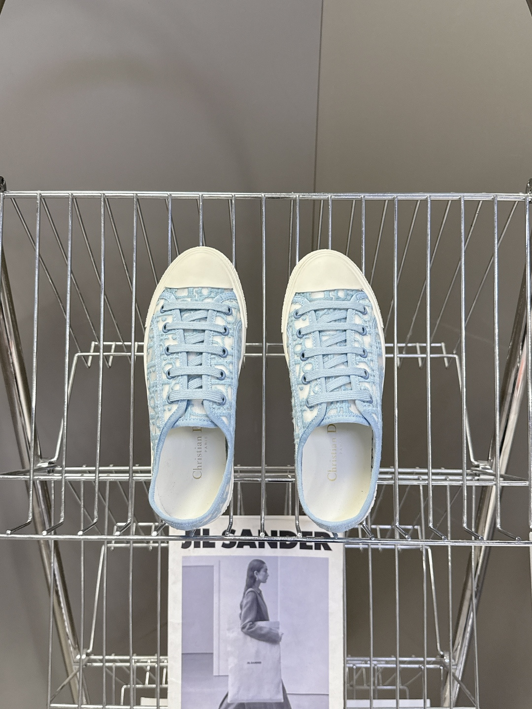 Dior迪澳2026春夏最新款老花休闲鞋超多明星网红种草 鞋面采用Dior经典的斜向字母提花面料，是品牌