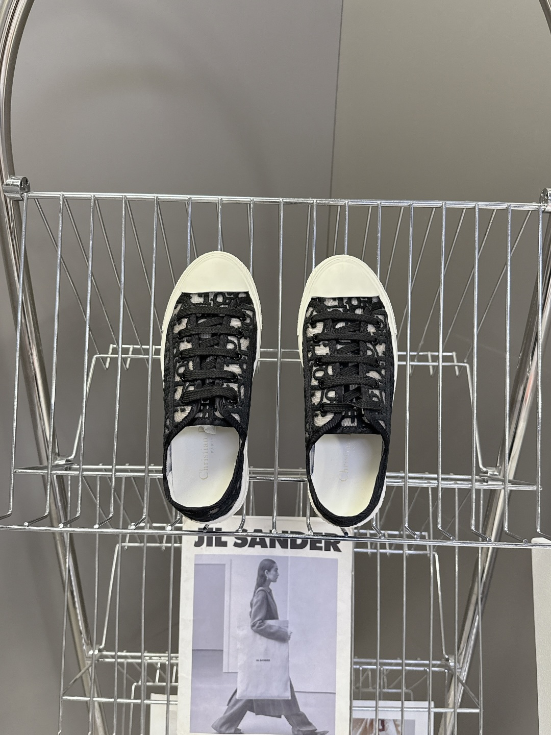 Dior迪澳2026春夏最新款老花休闲鞋超多明星网红种草 鞋面采用Dior经典的斜向字母提花面料，是品牌