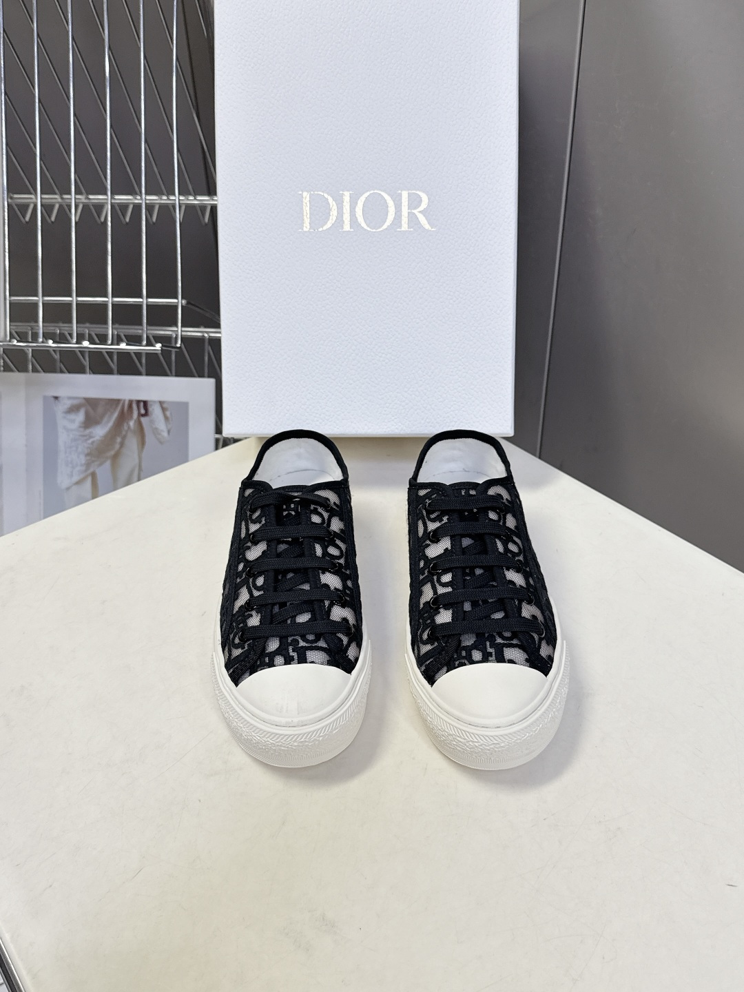 Dior迪澳2026春夏最新款老花休闲鞋超多明星网红种草 鞋面采用Dior经典的斜向字母提花面料，是品牌