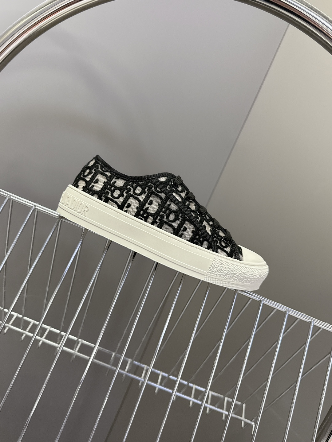 Dior迪澳2026春夏最新款老花休闲鞋超多明星网红种草 鞋面采用Dior经典的斜向字母提花面料，是品牌