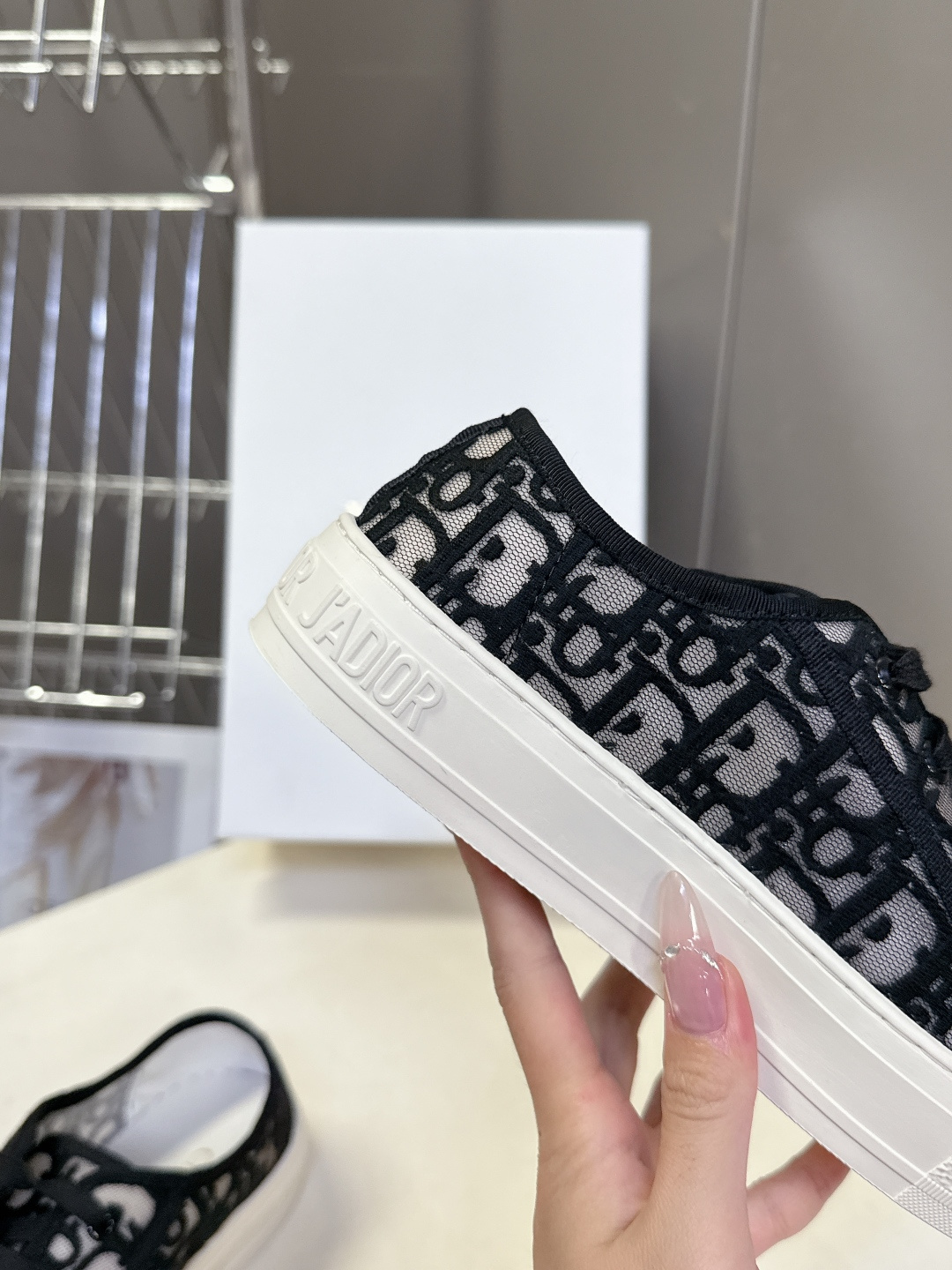 Dior迪澳2026春夏最新款老花休闲鞋超多明星网红种草 鞋面采用Dior经典的斜向字母提花面料，是品牌