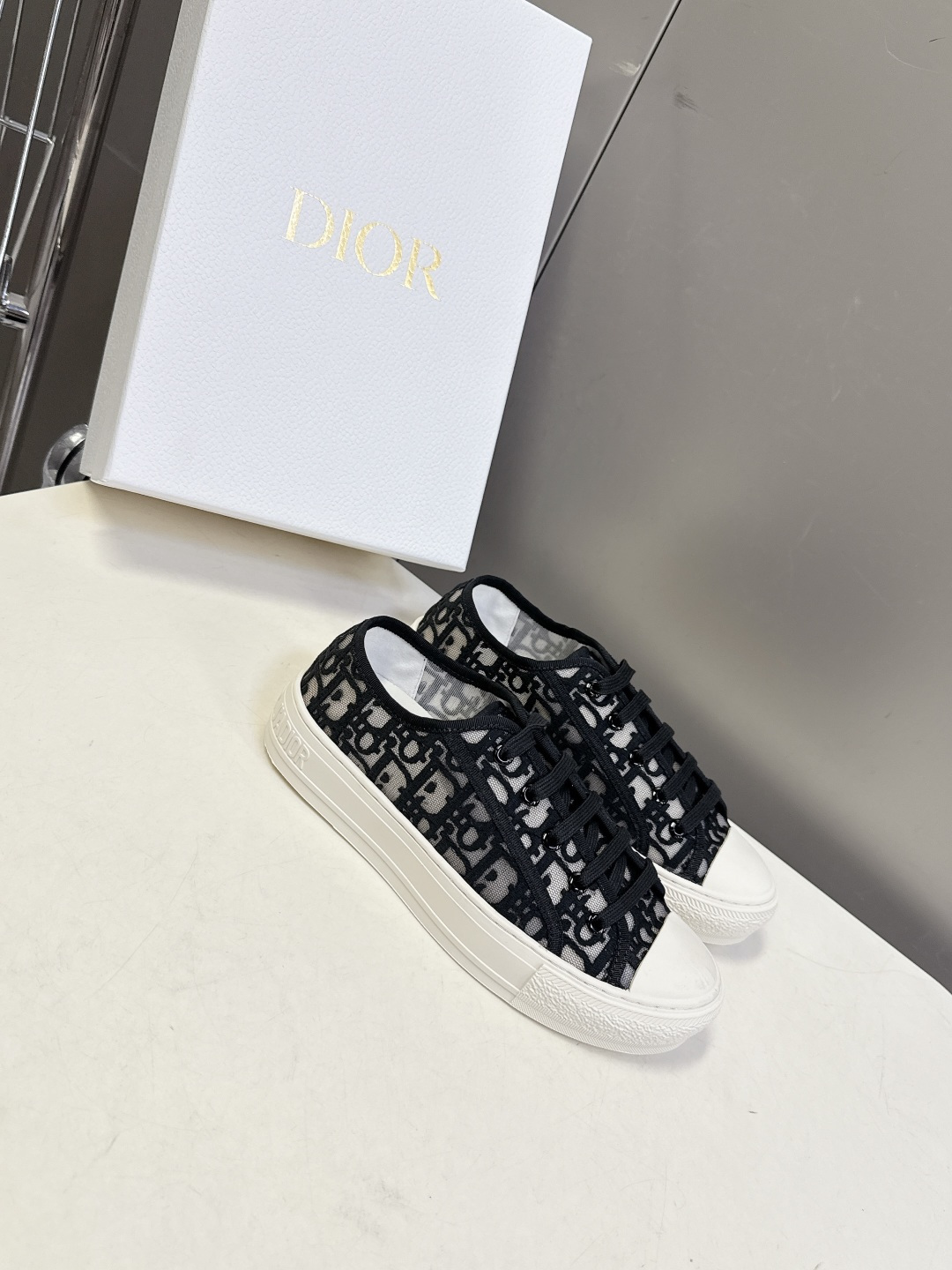 Dior迪澳2026春夏最新款老花休闲鞋超多明星网红种草 鞋面采用Dior经典的斜向字母提花面料，是品牌