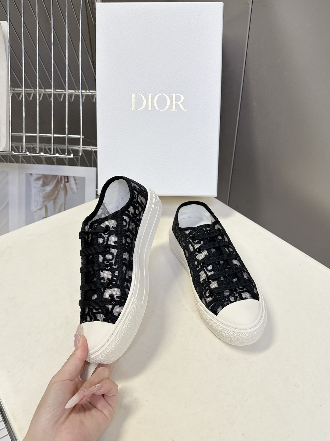 Dior迪澳2026春夏最新款老花休闲鞋超多明星网红种草 鞋面采用Dior经典的斜向字母提花面料，是品牌