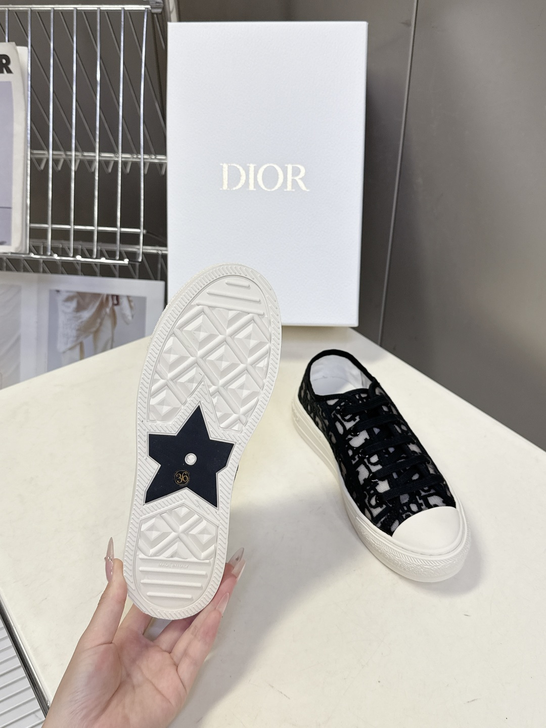 Dior迪澳2026春夏最新款老花休闲鞋超多明星网红种草 鞋面采用Dior经典的斜向字母提花面料，是品牌