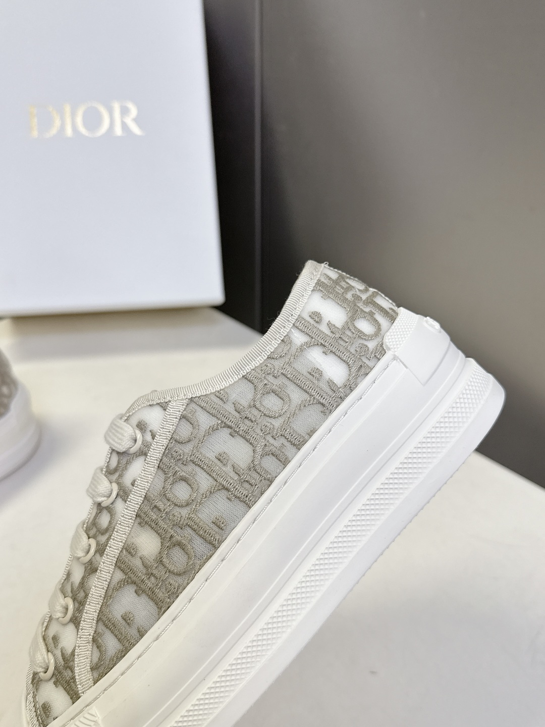 Dior迪澳2026春夏最新款老花休闲鞋超多明星网红种草 鞋面采用Dior经典的斜向字母提花面料，是品牌