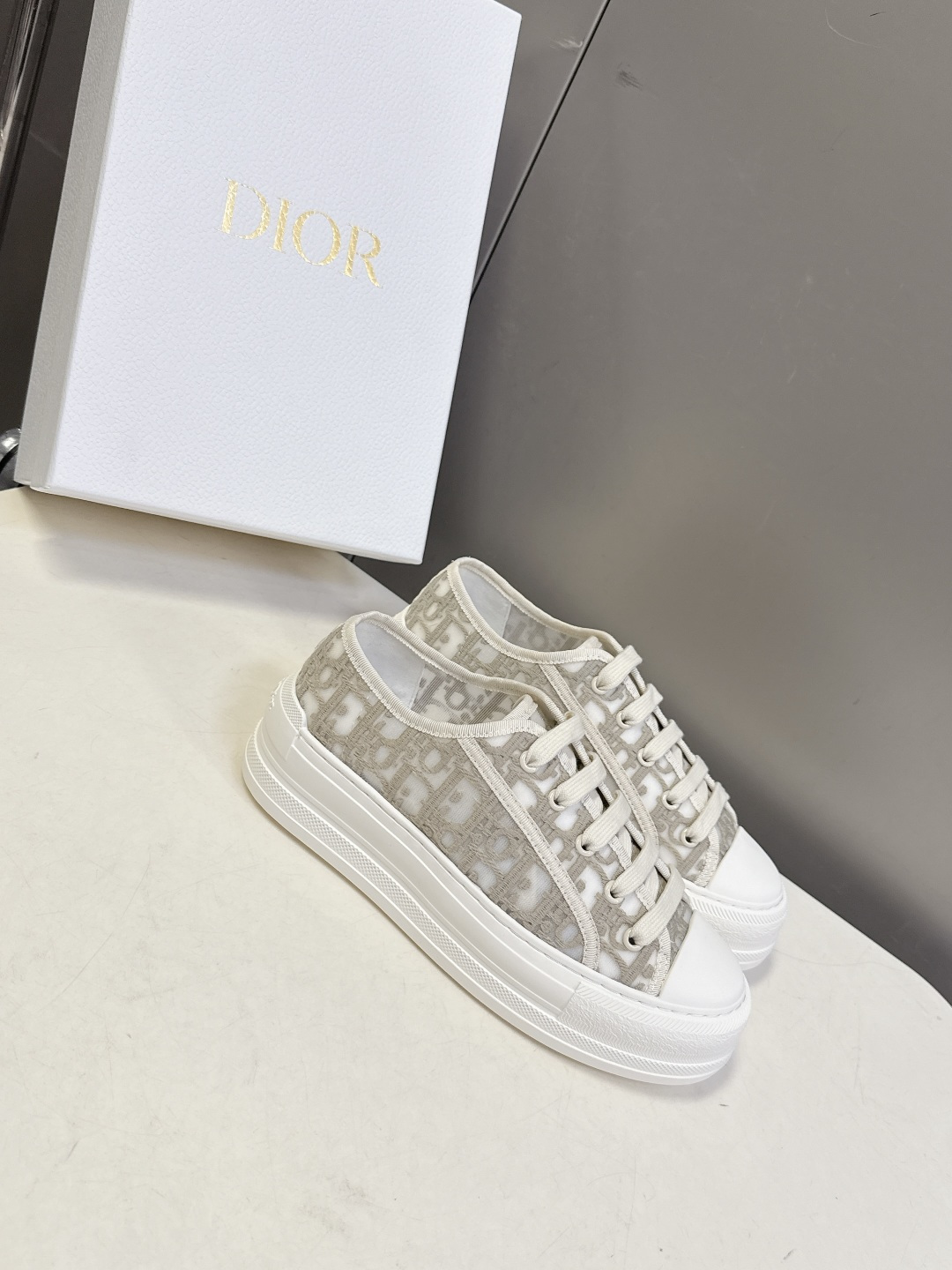 Dior迪澳2026春夏最新款老花休闲鞋超多明星网红种草 鞋面采用Dior经典的斜向字母提花面料，是品牌