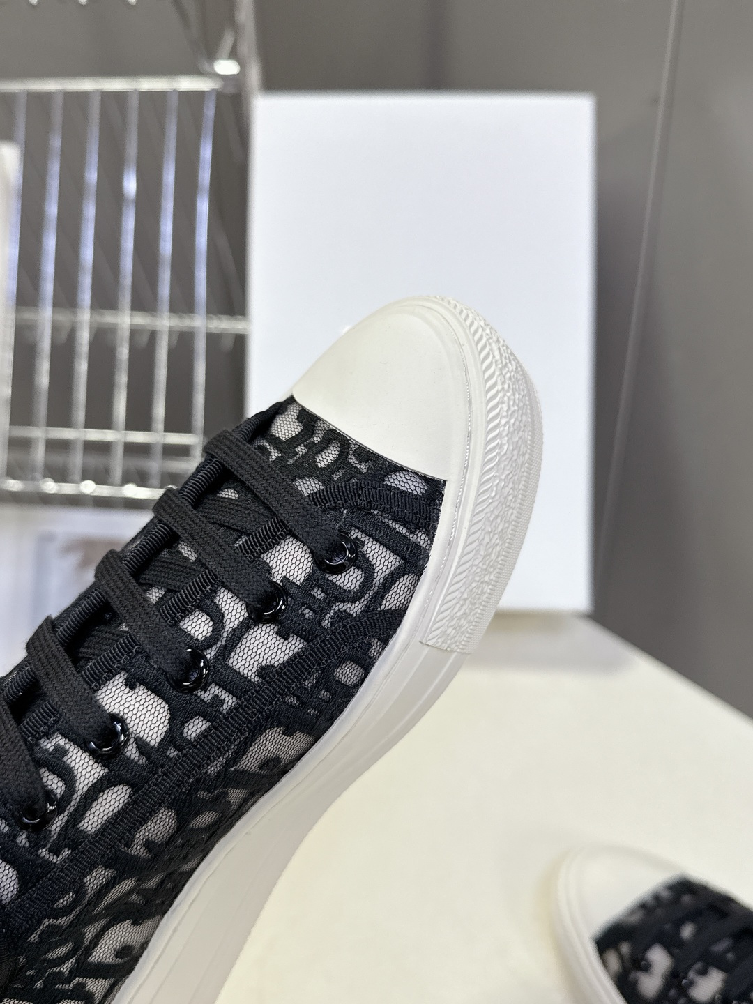 Dior迪澳2026春夏最新款老花休闲鞋超多明星网红种草 鞋面采用Dior经典的斜向字母提花面料，是品牌