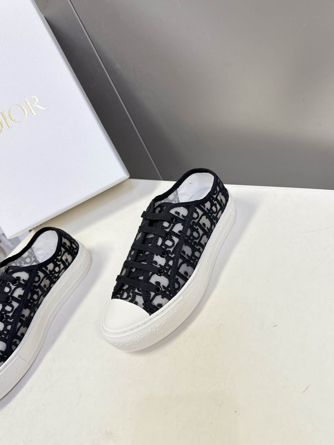 Dior迪澳2026春夏最新款老花休闲鞋超多明星网红种草 鞋面采用Dior经典的斜向字母提花面料，是品牌