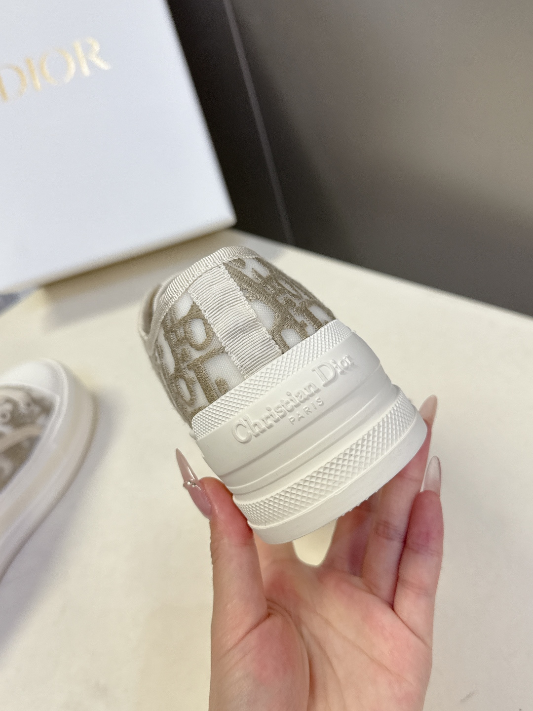 Dior迪澳2026春夏最新款老花休闲鞋超多明星网红种草 鞋面采用Dior经典的斜向字母提花面料，是品牌