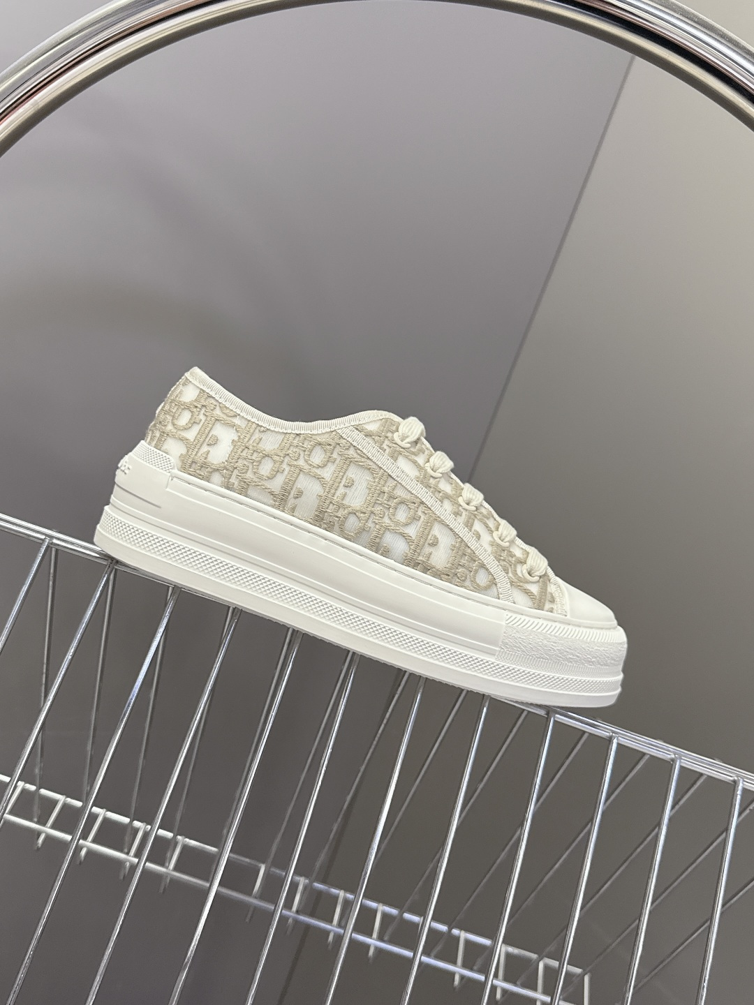 Dior迪澳2026春夏最新款老花休闲鞋超多明星网红种草 鞋面采用Dior经典的斜向字母提花面料，是品牌