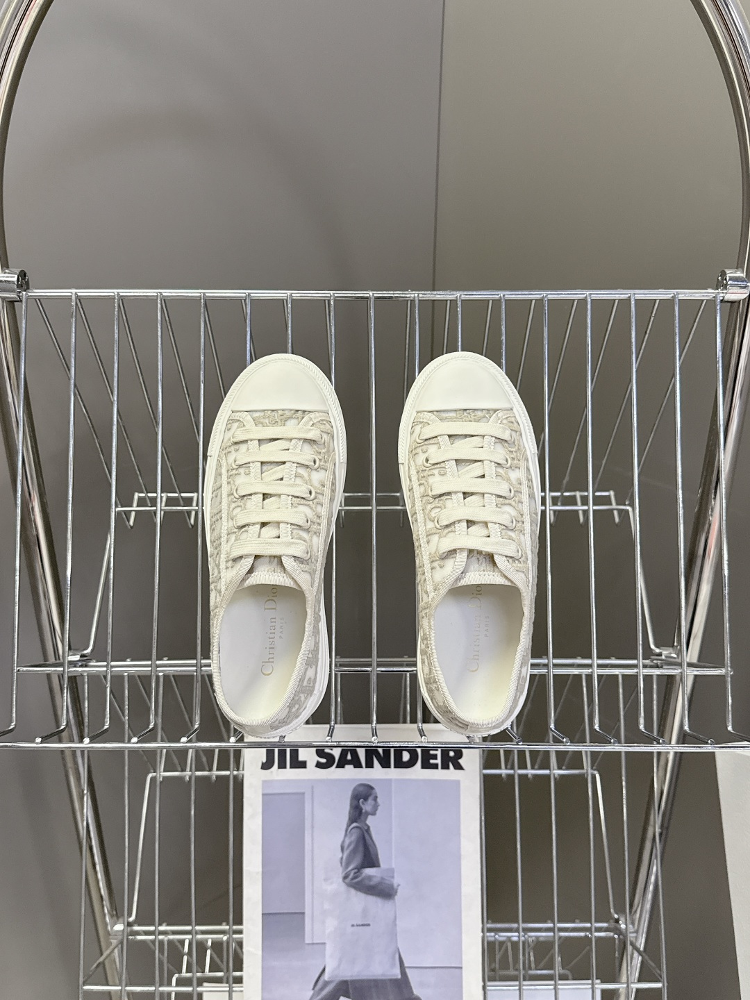 Dior迪澳2026春夏最新款老花休闲鞋超多明星网红种草 鞋面采用Dior经典的斜向字母提花面料，是品牌