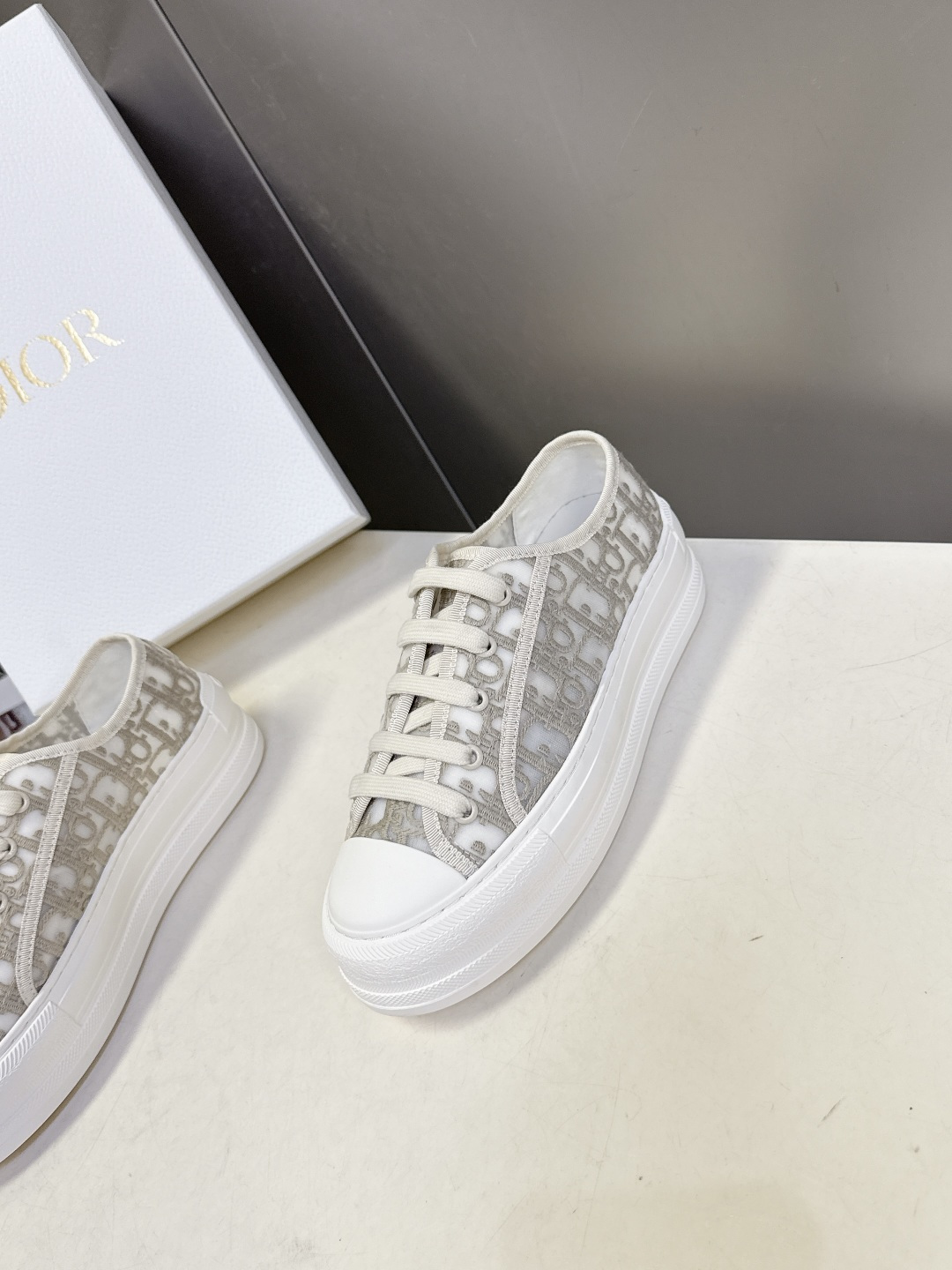 Dior迪澳2026春夏最新款老花休闲鞋超多明星网红种草 鞋面采用Dior经典的斜向字母提花面料，是品牌