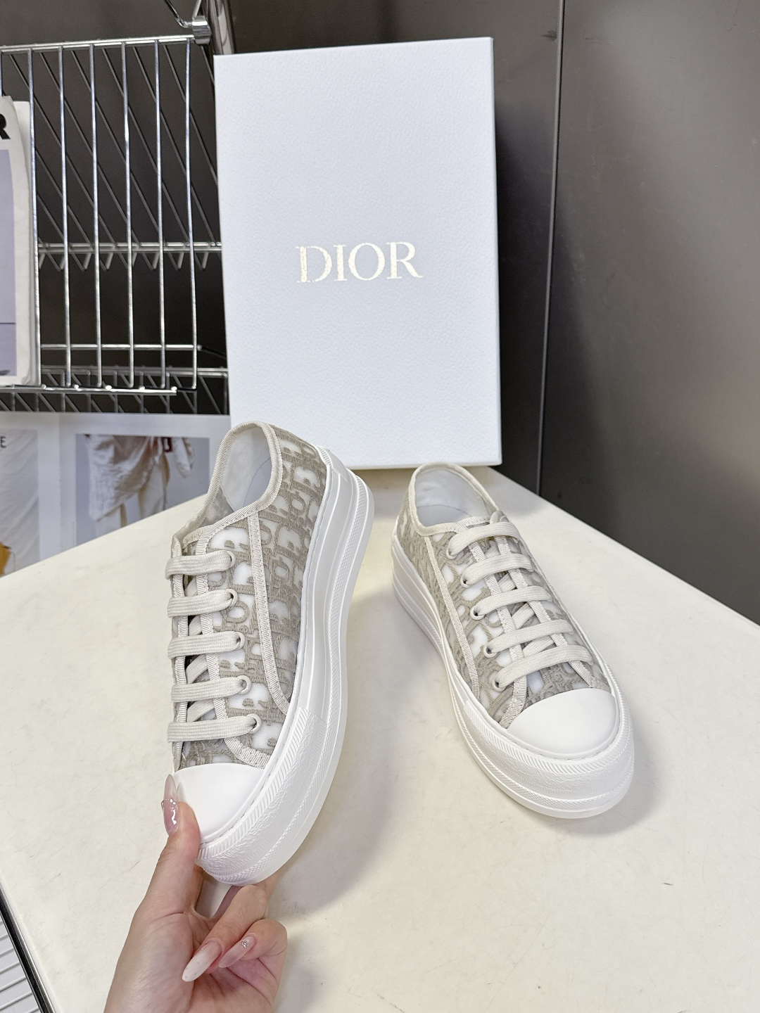 Dior迪澳2026春夏最新款老花休闲鞋超多明星网红种草 鞋面采用Dior经典的斜向字母提花面料，是品牌