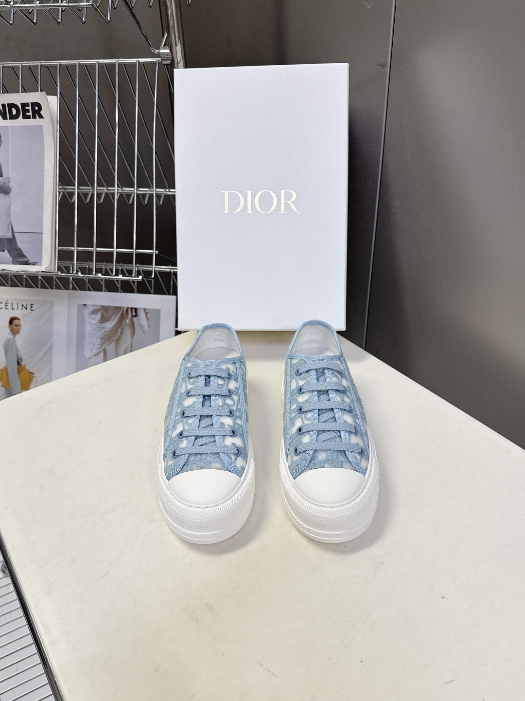 Dior迪澳2026春夏最新款老花休闲鞋超多明星网红种草 鞋面采用Dior经典的斜向字母提花面料，是品牌