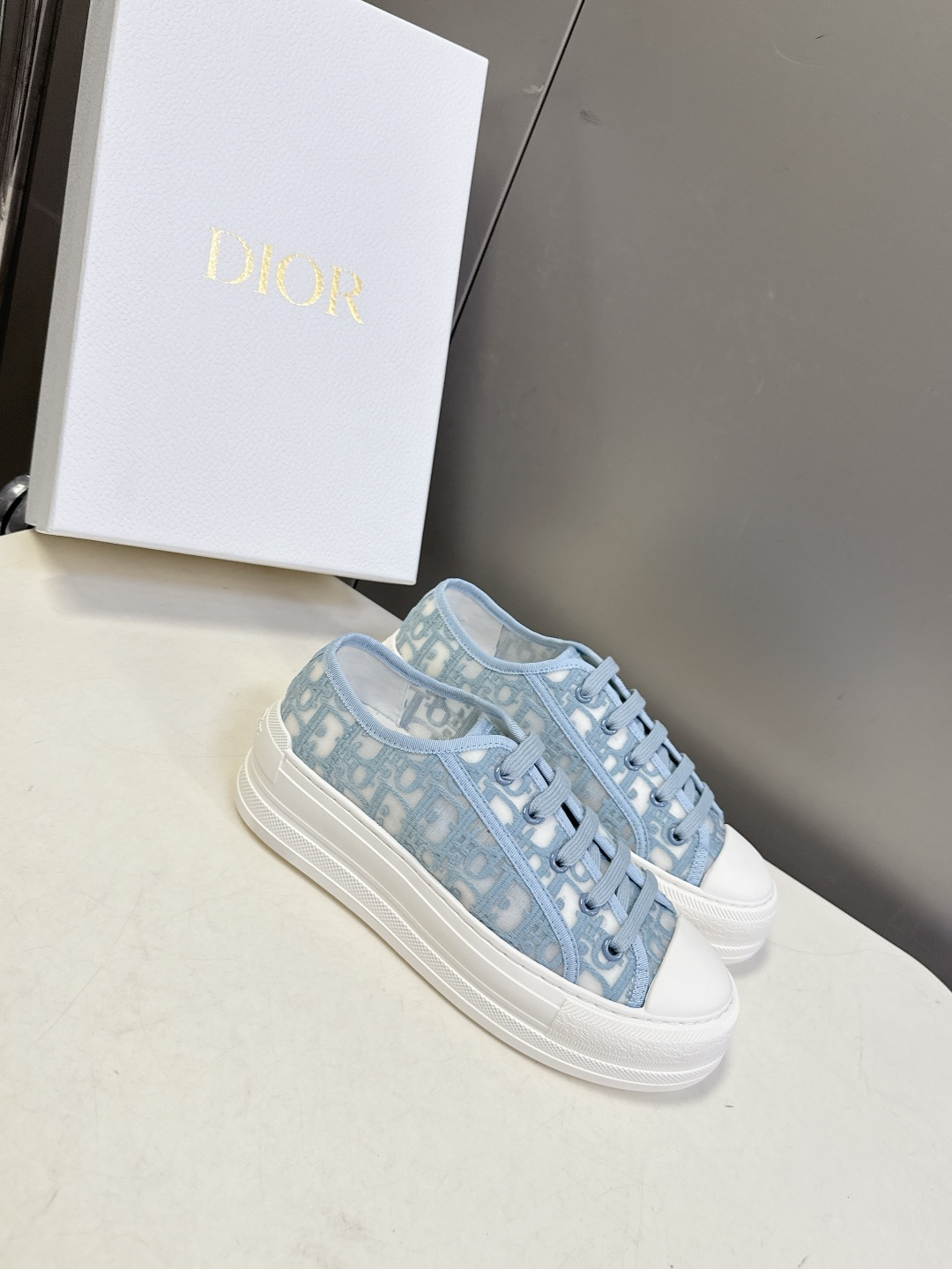 Dior迪澳2026春夏最新款老花休闲鞋超多明星网红种草 鞋面采用Dior经典的斜向字母提花面料，是品牌