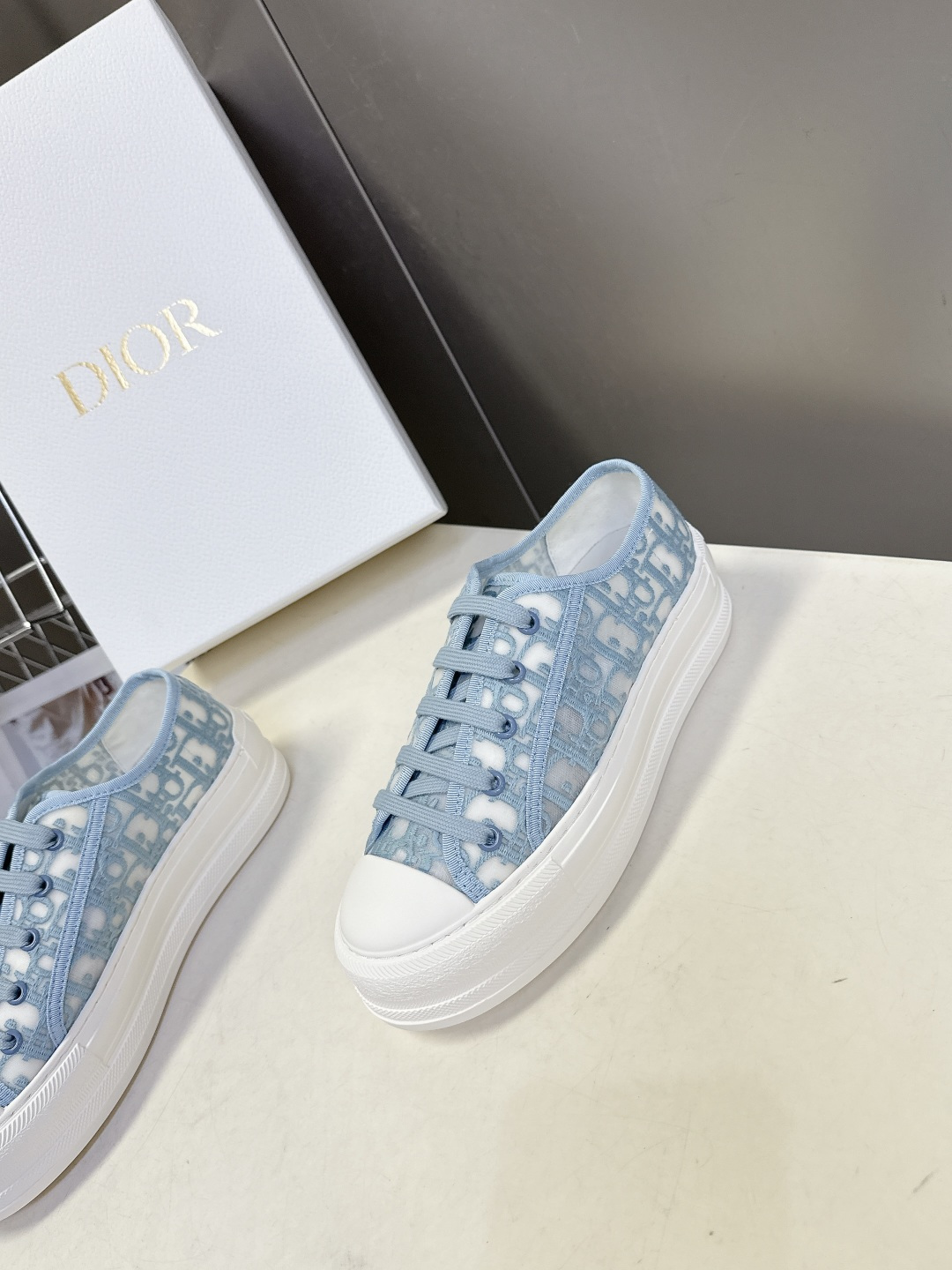 Dior迪澳2026春夏最新款老花休闲鞋超多明星网红种草 鞋面采用Dior经典的斜向字母提花面料，是品牌