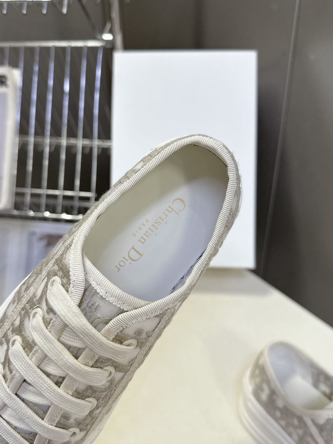 Dior迪澳2026春夏最新款老花休闲鞋超多明星网红种草 鞋面采用Dior经典的斜向字母提花面料，是品牌