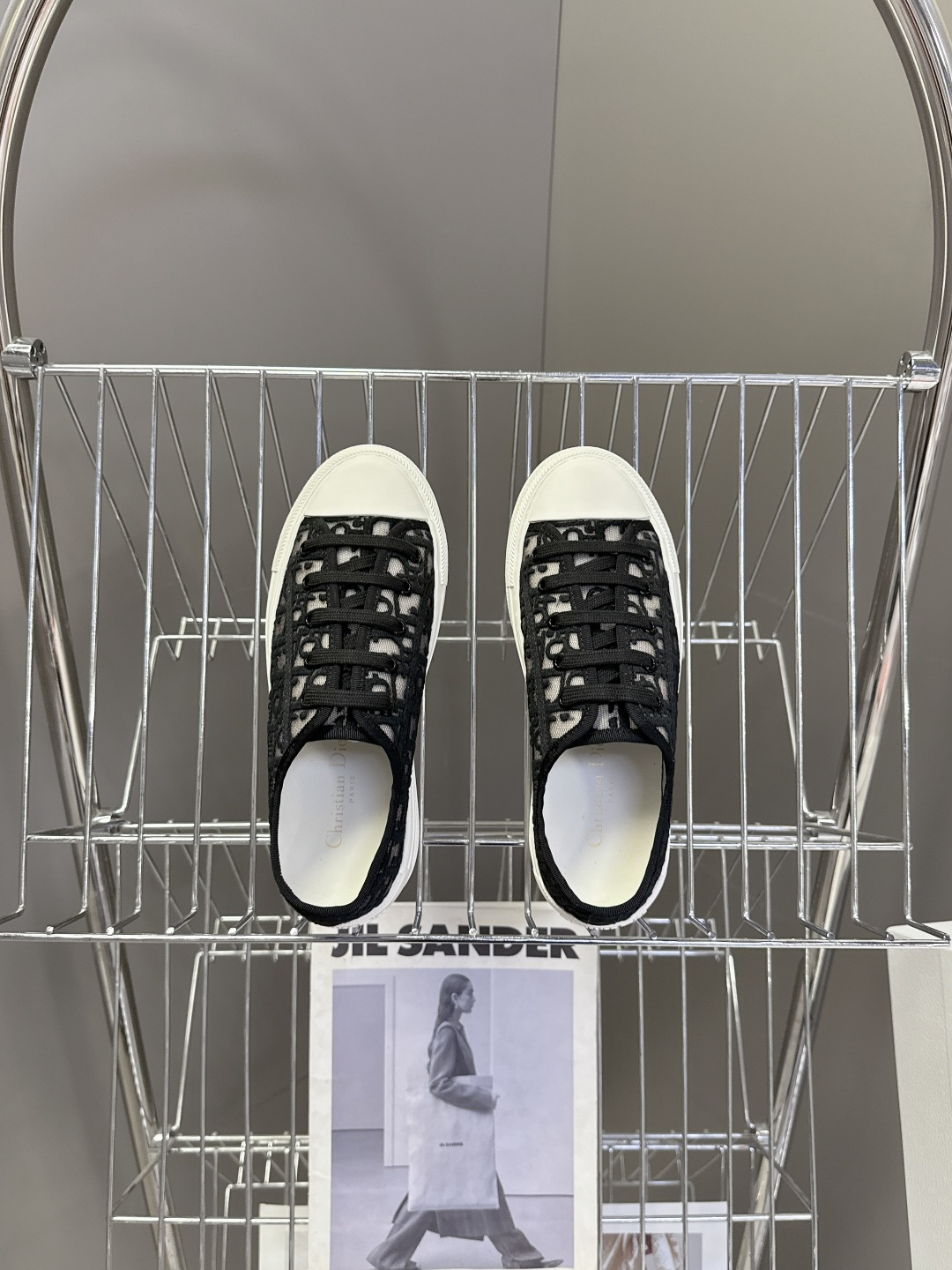 Dior迪澳2026春夏最新款老花休闲鞋超多明星网红种草 鞋面采用Dior经典的斜向字母提花面料，是品牌