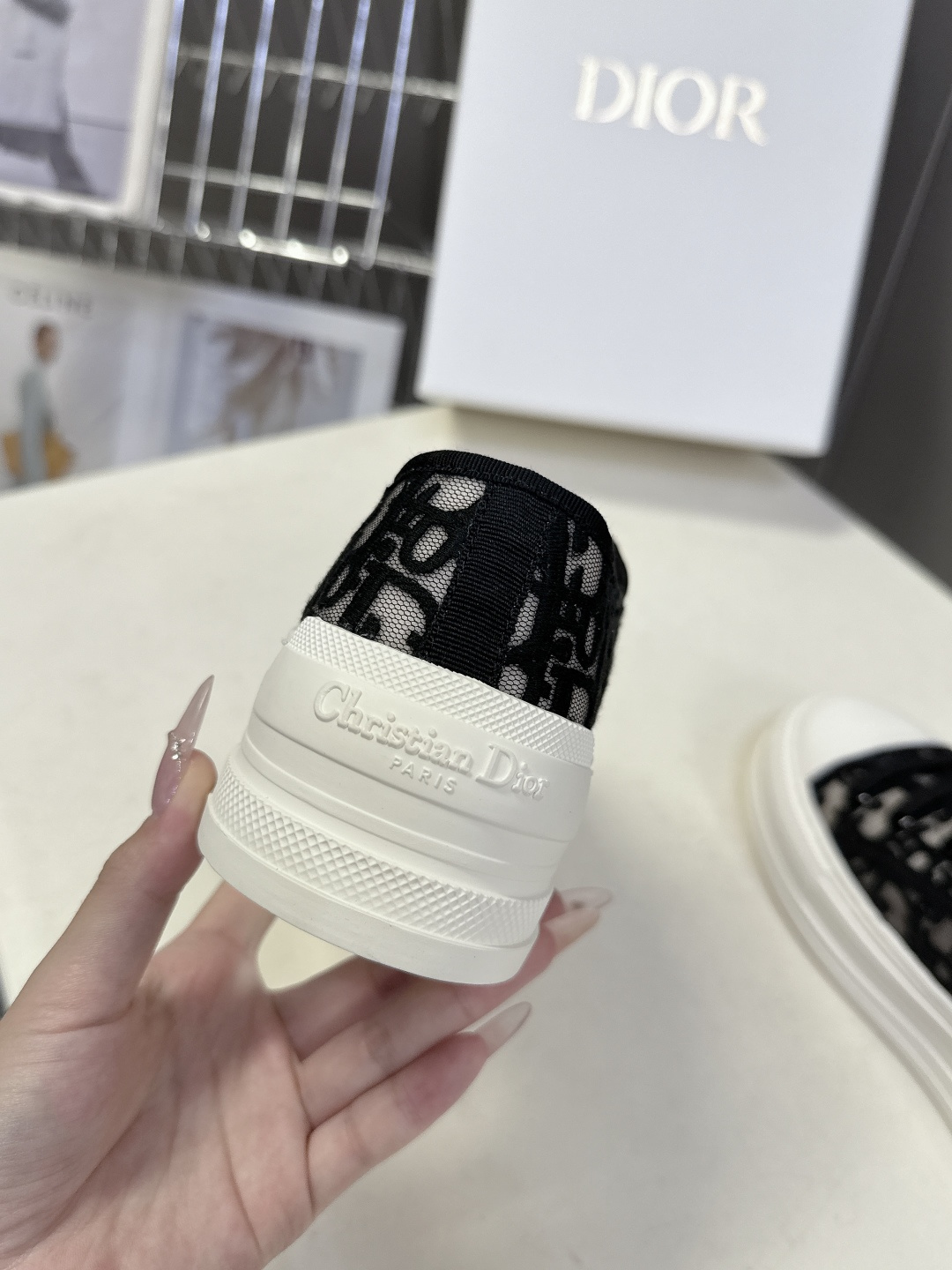 Dior迪澳2026春夏最新款老花休闲鞋超多明星网红种草 鞋面采用Dior经典的斜向字母提花面料，是品牌