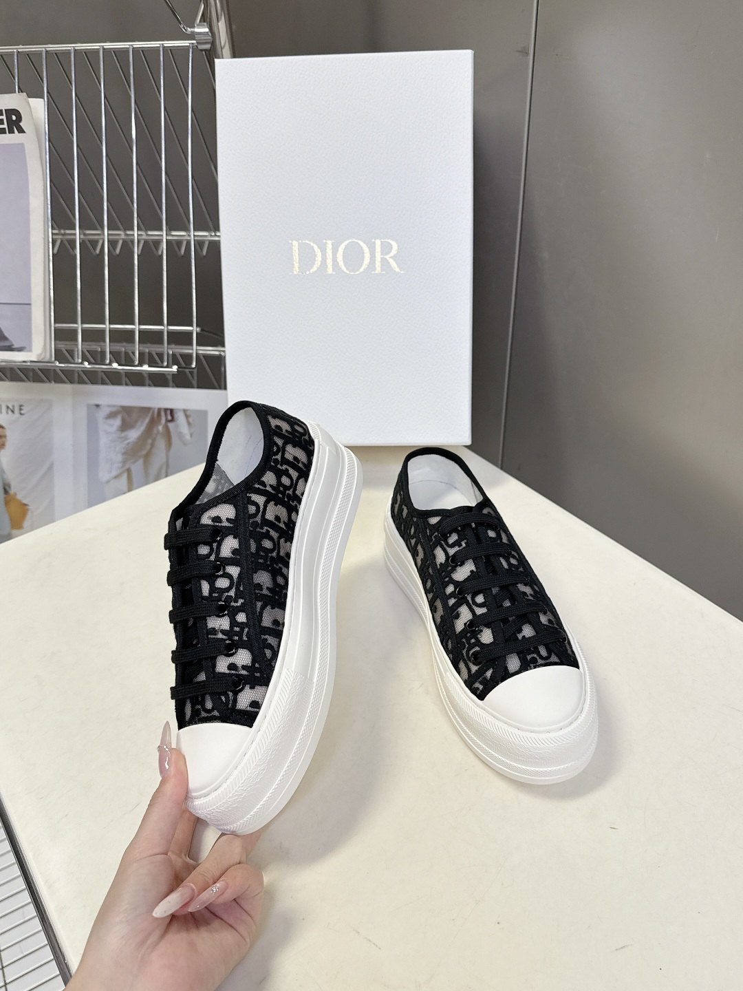 Dior迪澳2026春夏最新款老花休闲鞋超多明星网红种草 鞋面采用Dior经典的斜向字母提花面料，是品牌