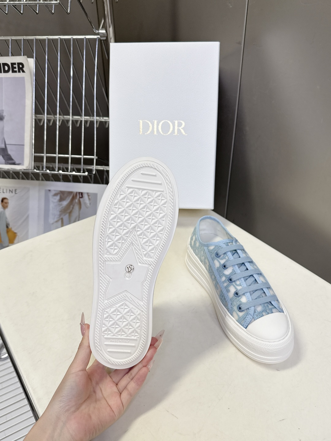 Dior迪澳2026春夏最新款老花休闲鞋超多明星网红种草 鞋面采用Dior经典的斜向字母提花面料，是品牌